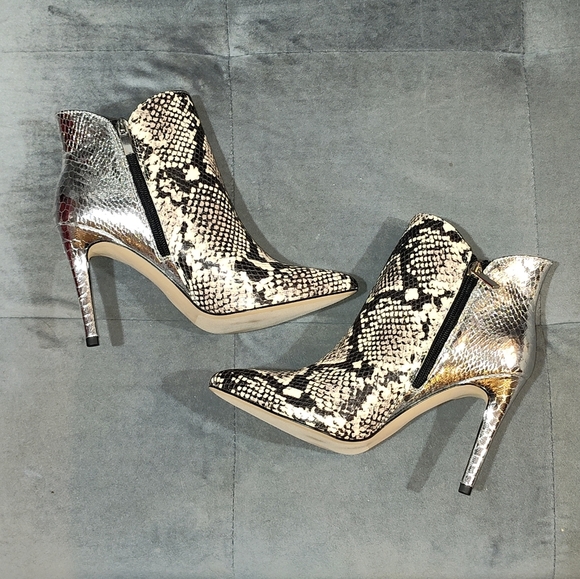 BCBG Haffi Snakeskin-Embossed Silver Heeled Ankle Booties Size 6 - Picture 4 of 9